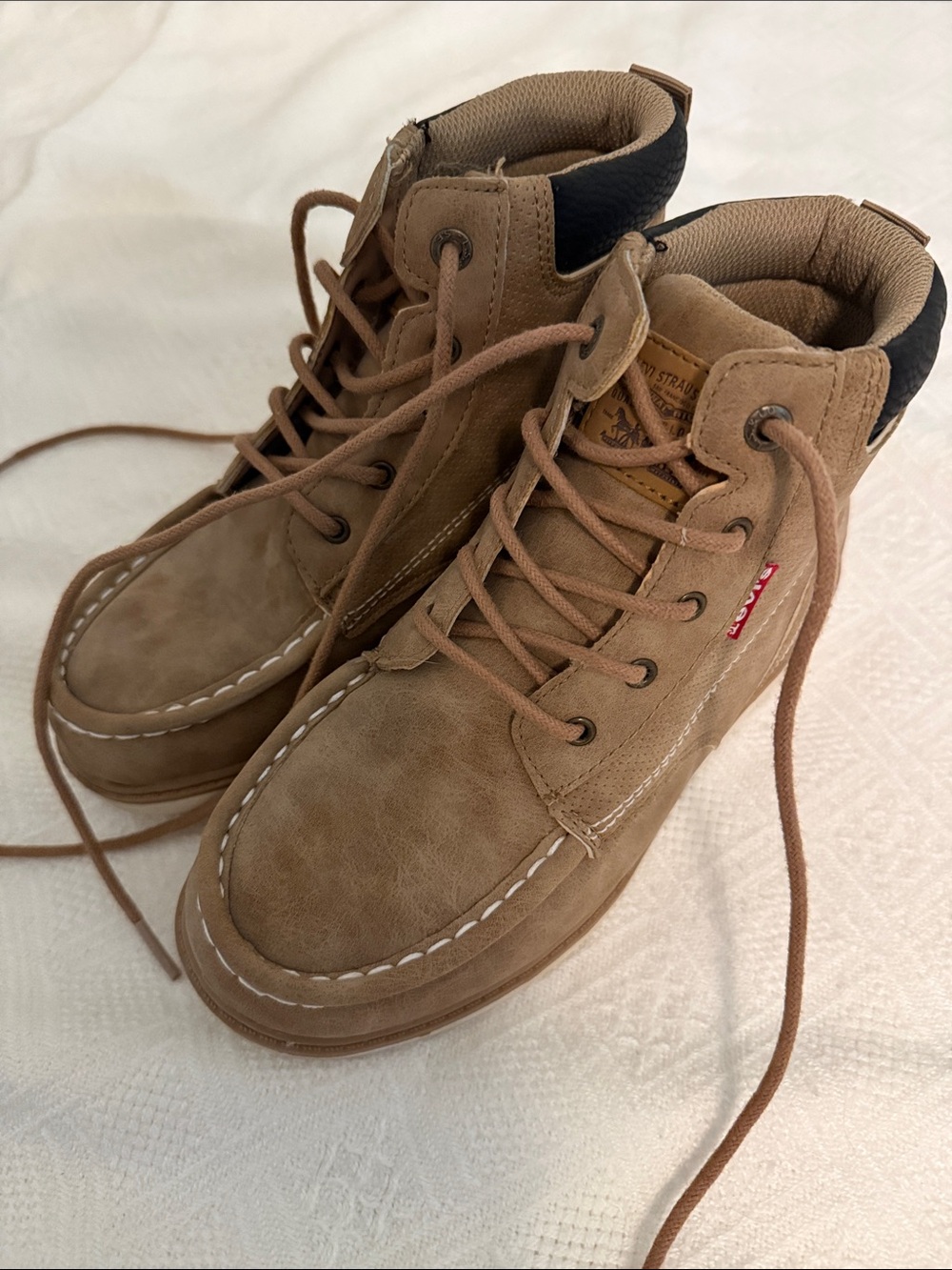 Levi's Boys's Tan Suede Chukka Boots with Black Collar Size 4